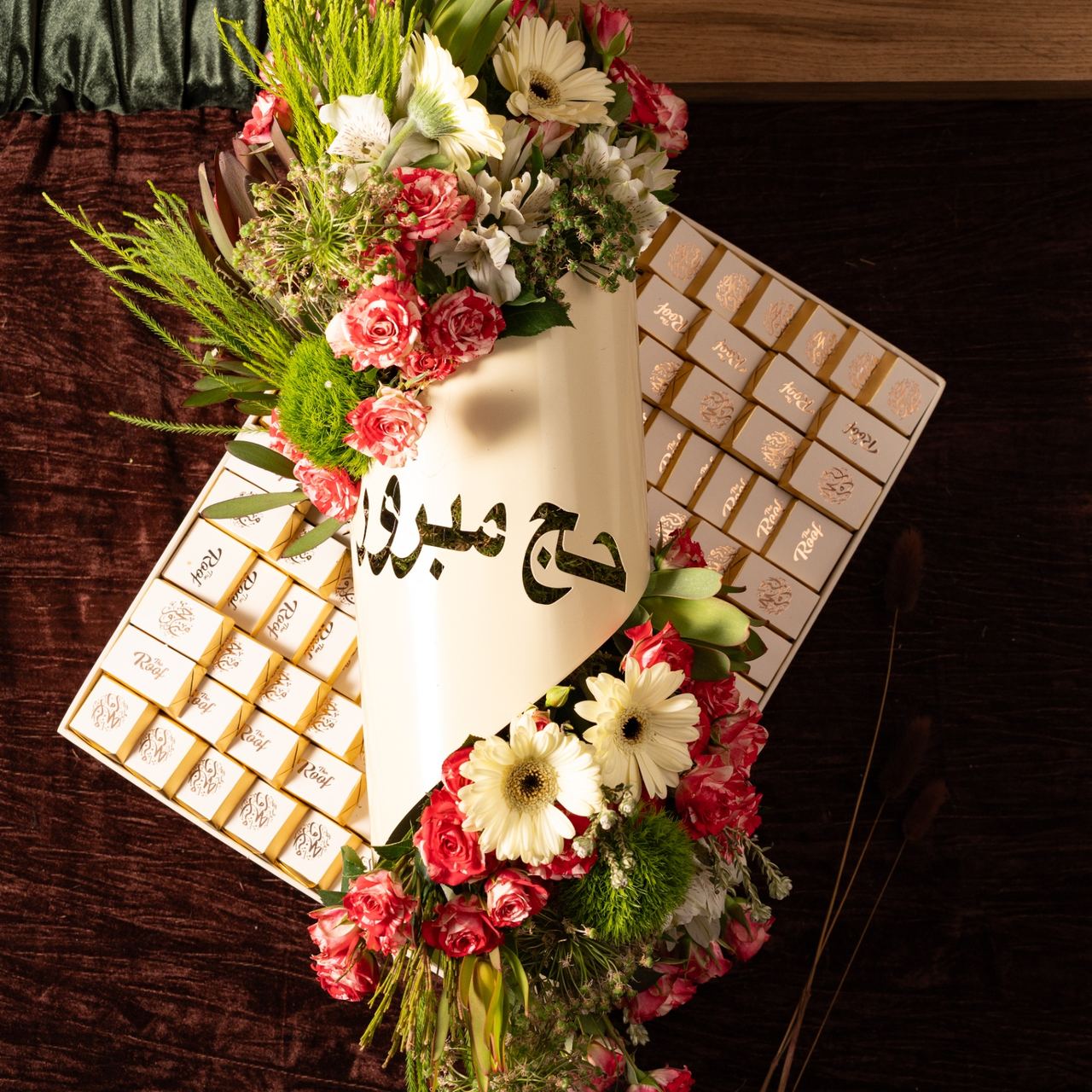 صينية كاكاو بلجيكي مع باقة ورد حج مبرور